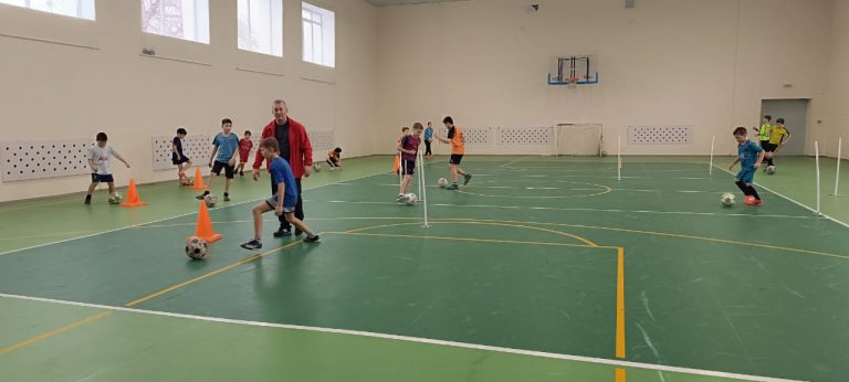 В обновленном спортивном зале на стадионе МБУ «СРК» проходят тренировки по футболу нового поколения спортсменов.