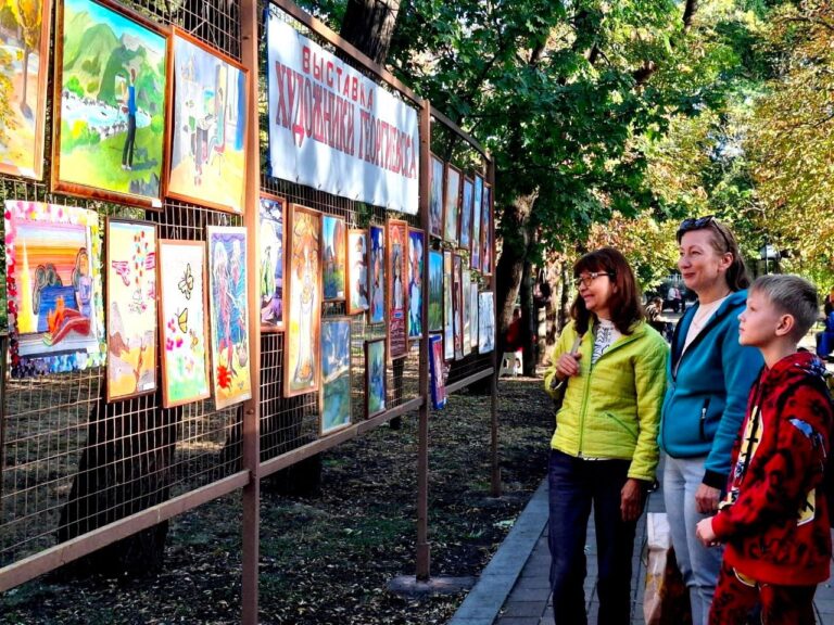 В парке МБУ «Спортивно-развлекательный комплекс» в рамках празднования Дня города прошёл арт-вечер.